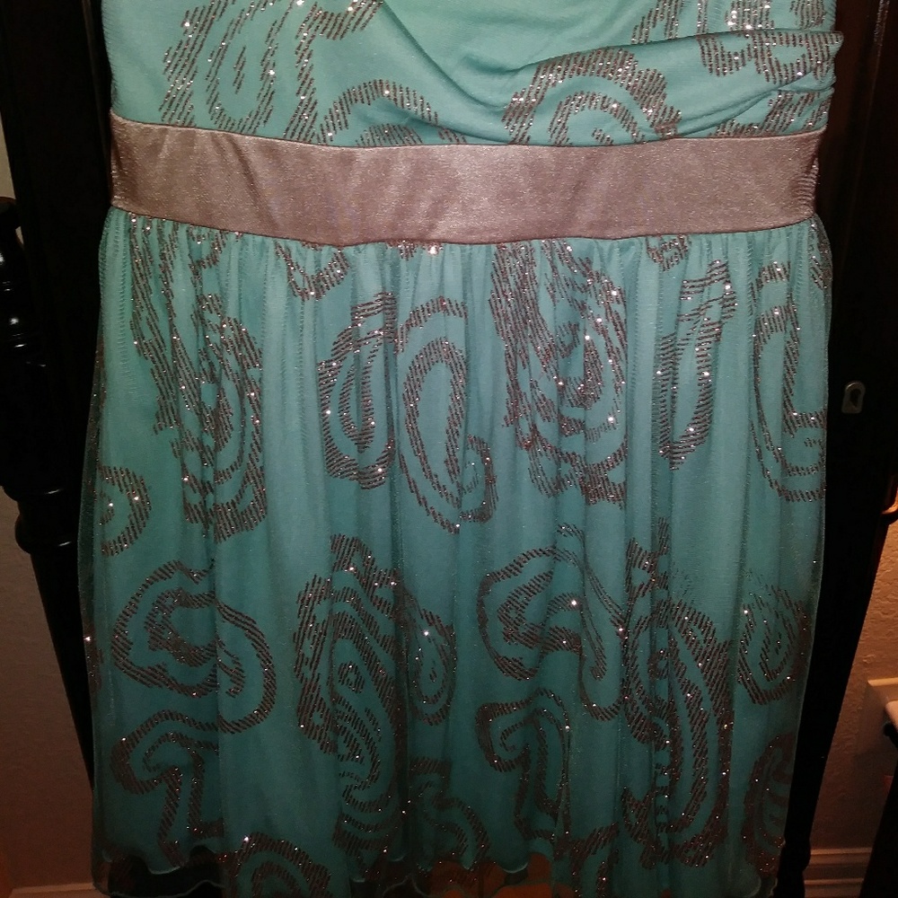 Dress - Picture 6 of 6